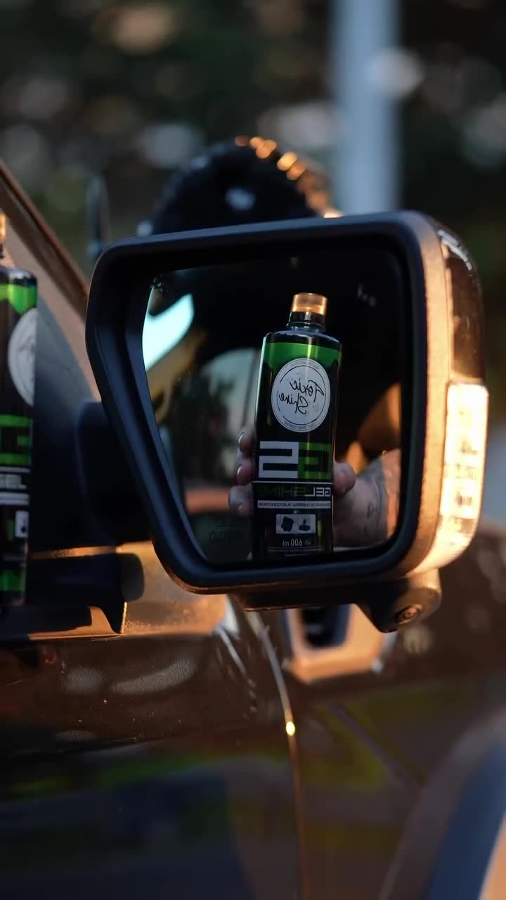 Producto reflejado en el espejo de un auto