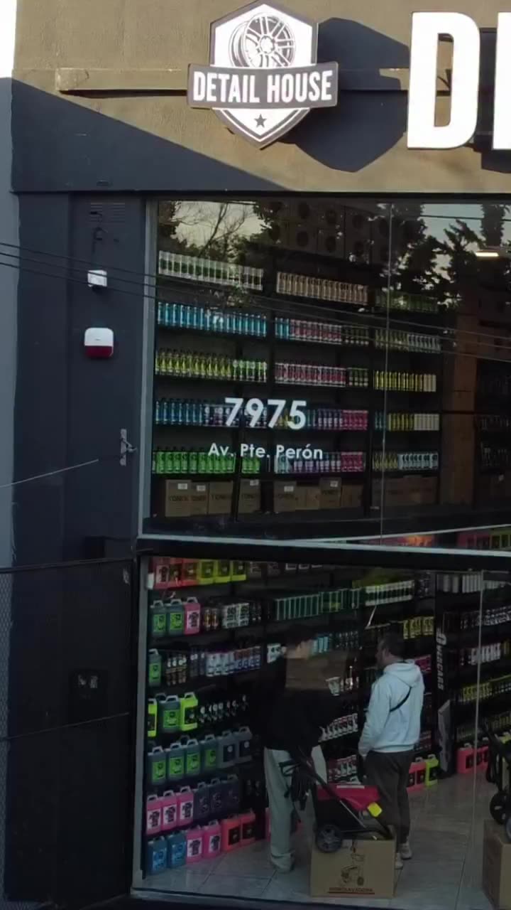 Frente del local con el número 7975 en la vidriera