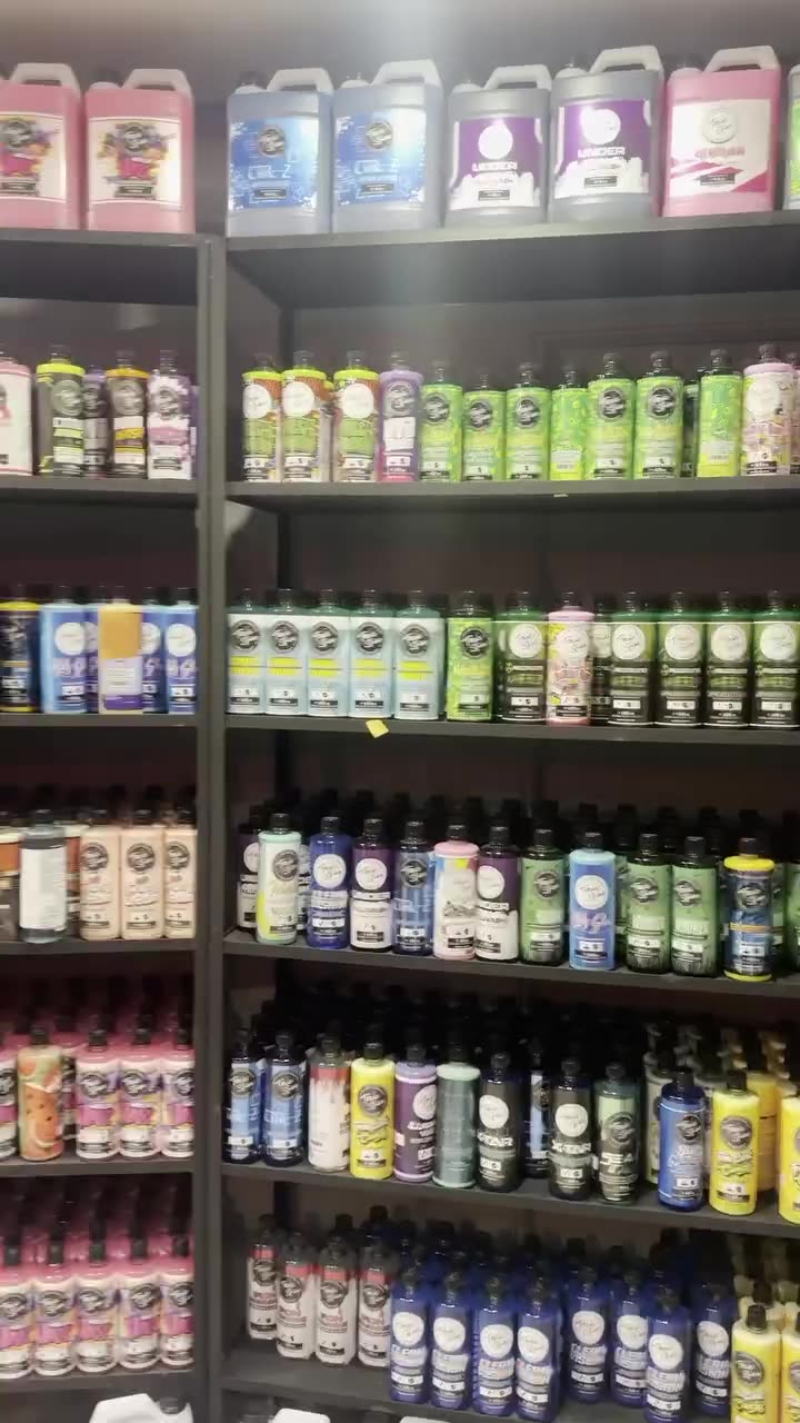 Góndolas con bidones y botellas de colores